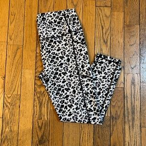 Snow Leopard Brilliant  7/8 Pocket Leggings- TTS 16-18. Zyia Active